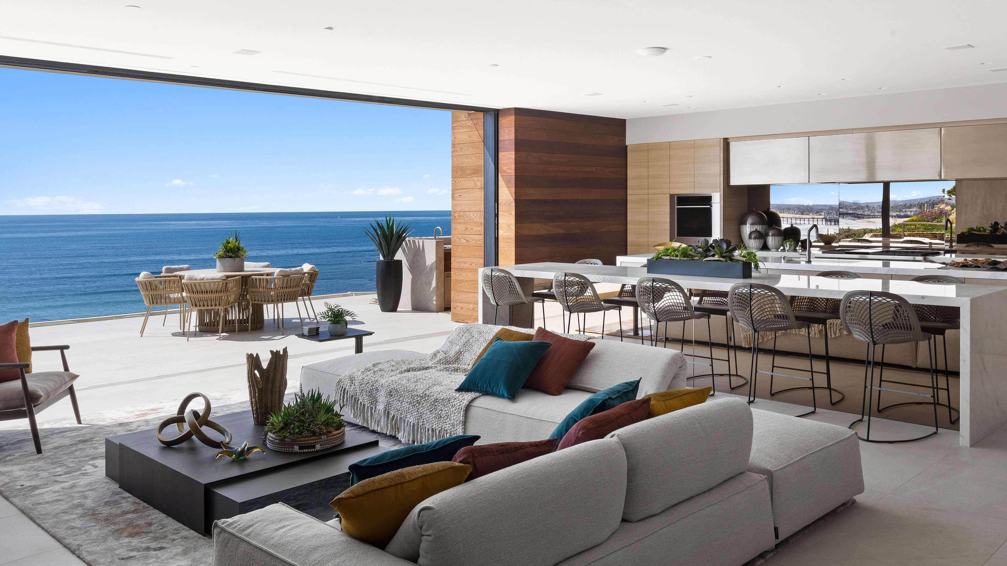 BHCustom CA Ora GreatRoom2 2022opt scaled
